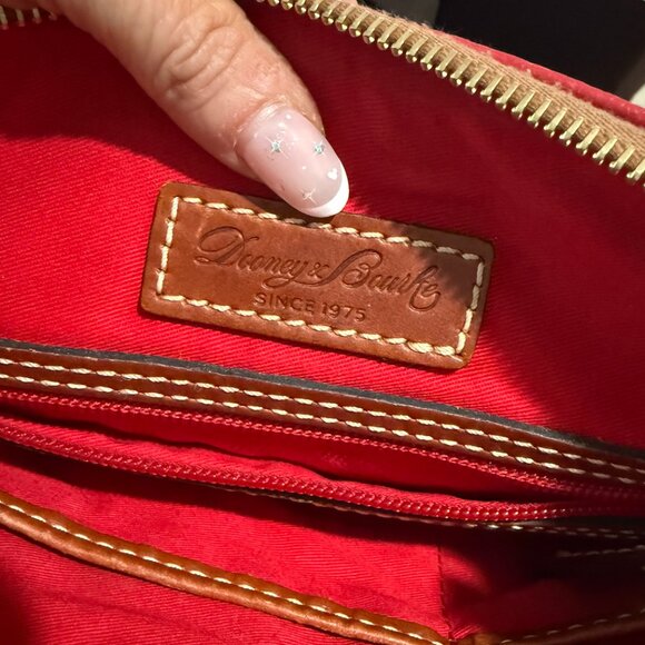 🔥 Dooney & Bourke Red Pebble Leather Shoulder Bag – A Bold Classic 🔥 - Picture 4 of 7